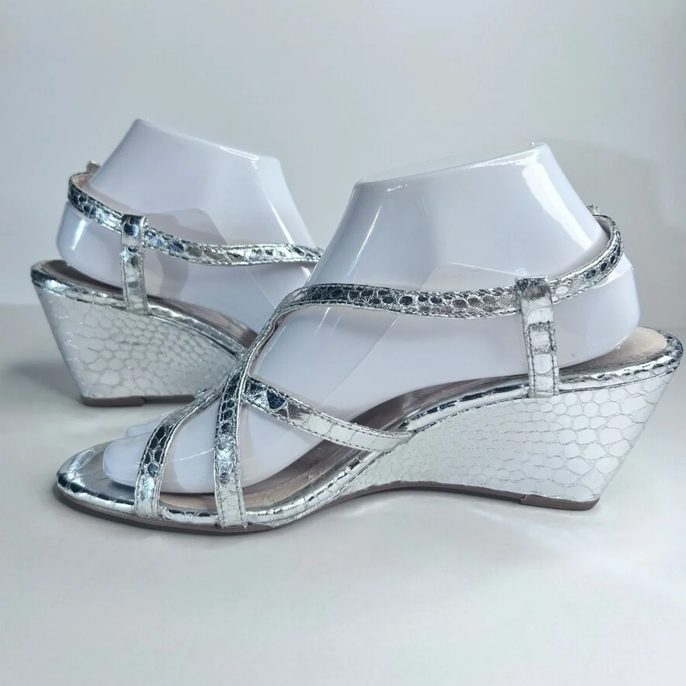 Isola Fidelia Metallic Crocodile‎ Silver 3” Wedge Strappy Heels Sandal Shoes 9